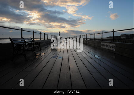 Einen schönen Sonnenaufgang am Himmel über den Pier in Littlehampton in West Sussex, England. Stockfoto