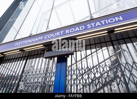 Geschlossenen Eingang zur Tottenham Court Road u-Bahnstation, London Stockfoto