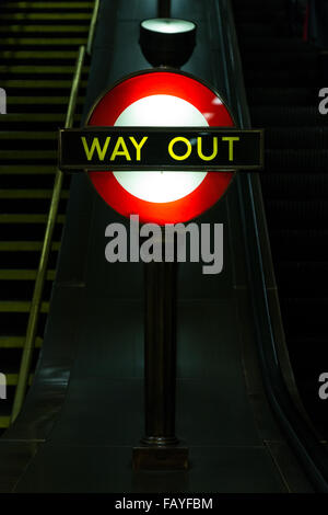 Ein Vintage "Ausweg" Zeichen sehen St. Johns Wood Station auf der Londoner U-Bahn. Stockfoto