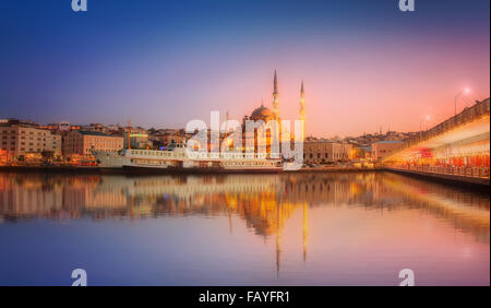 Das Panorama der Schönheit von Istanbul einen dramatischen Sonnenuntergang vom Galata-Brücke, Istanbul, Türkei Stockfoto