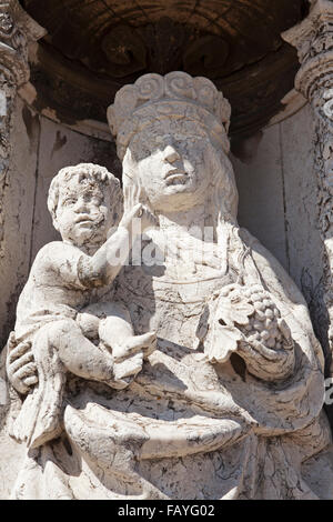 Jungfrau Maria und Jesuskind Statue am Turm von Belem (Torre de Belem) im Stadtteil Waterfront Belem von Lissabon, Portugal. Stockfoto