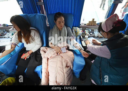 Yinchuan, Chinas autonomen Region Ningxia Hui. 6. Januar 2016. Menschen spenden Blut für die Verwundeten ein Bus Brandstiftung an einem Blut Spende Bus in Yinchuan, Nordwesten Chinas autonomen Region Ningxia Hui, 6. Januar 2016. Bildnachweis: Wang Peng/Xinhua/Alamy Live-Nachrichten Stockfoto