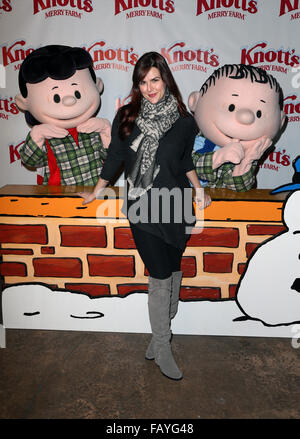 Knotts Berry Farm Countdown bis Weihnachten und Snoopy es fröhlichsten Baum mit Beleuchtung: Sara Rue wo: Buena Park, Kalifornien, Vereinigte Staaten, wann: 5. Dezember 2015 Stockfoto