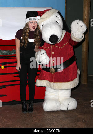 Knotts Berry Farm Countdown bis Weihnachten und Snoopy es fröhlichsten Baum mit Beleuchtung: Brec Bassinger wo: Buena Park, Kalifornien, Vereinigte Staaten, wann: 5. Dezember 2015 Stockfoto