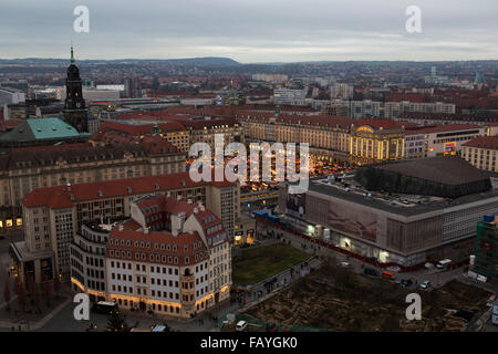 Die Stadt Dresden, Deutschland. Die Stände der Striezelmarkt Weihnachtsmarkt sind in der Mitte der Szene beleuchtet. Stockfoto