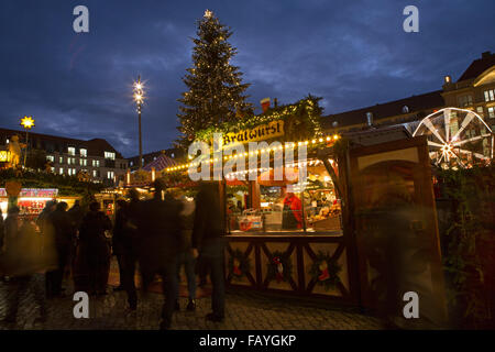 Eine Bratwurst (Wurst) Stand auf dem Striezelmarkt (Weihnachtsmarkt) in Dresden, Deutschland. Stockfoto