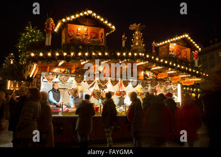 Ein Stall verkauft Lebkuchenherzen auf dem Striezelmarkt (Weihnachtsmarkt) in Dresden, Deutschland. Stockfoto