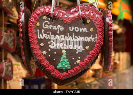 Lebkuchenherzen sagen "Grüße vom Weihnachtsmarkt Dresden" an den Striezelmarkt (Weihnachtsmarkt) in Dresden. Stockfoto