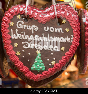Lebkuchenherzen sagen "Grüße vom Weihnachtsmarkt Dresden" an den Striezelmarkt (Weihnachtsmarkt) in Dresden. Stockfoto