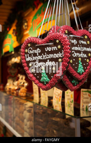 Lebkuchenherzen sagen "Grüße vom Weihnachtsmarkt Dresden" an den Striezelmarkt (Weihnachtsmarkt) in Dresden. Stockfoto