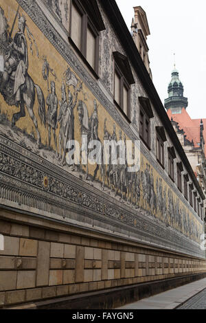 Straße hält der Fürstenzug (Fürstenzug) in Dresden, Deutschland. Stockfoto