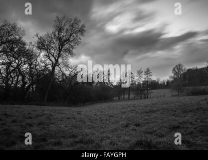 Wolke Bewegung über eine schwarz / weiß-Landschaft Stockfoto