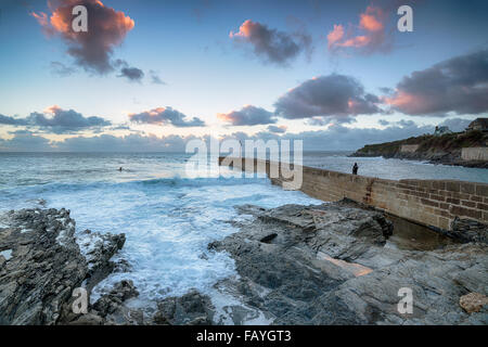 Sonnenuntergang am Hafendamm in der Nähe von Helston in Cornwall Stockfoto