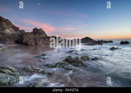 Schönen dunklen Abendhimmel über Felsen am Strand Sharrow Point an der Whitsand Bay in Cornwall Stockfoto