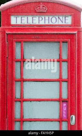 Alte rote Telefonzelle in Frost bedeckt. Großbritannien Stockfoto