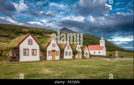 Rasen-Dächer auf altes Bauernhaus und Laufaskirkja Kirche, Island Stockfoto