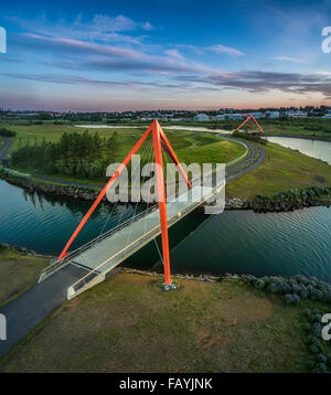 Fußgängerbrücke über den Ellidaar River, Ellidaar Brücke, Reykjavik, Island Stockfoto