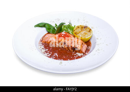 Lachs in rote Tomatensauce mit Kaviar, isoliert mit Beschneidungspfad Stockfoto