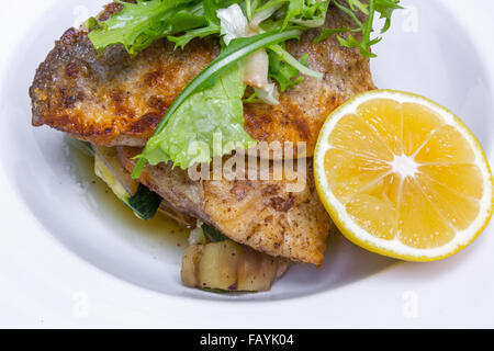 Gekocht Dorado Fisch mit Gemüse, Nahaufnahme Stockfoto