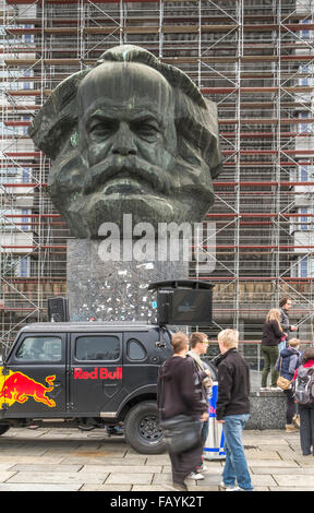 Red Bull mobile Marketing und Promotion vor Karl Marx-Denkmal, Chemnitz, Deutschland Stockfoto