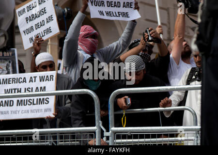 IMAGE Datei - London, UK. 11. September 2011. Siddhartha Dhar Filme eine amerikanische Flagge verbrannt während 9/11 Protest vor US-Botschaft im Jahr 2011. Bildnachweis: Nelson Pereira/Alamy Live News Stockfoto