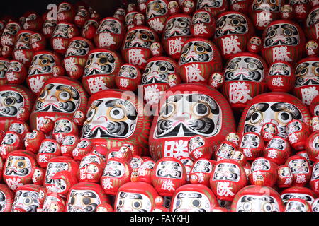 Daruma oder rot lackierten viel Glück Puppe in Japan Stockfoto