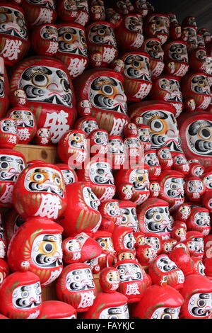 Daruma oder rot lackierten viel Glück Puppe in Japan Stockfoto