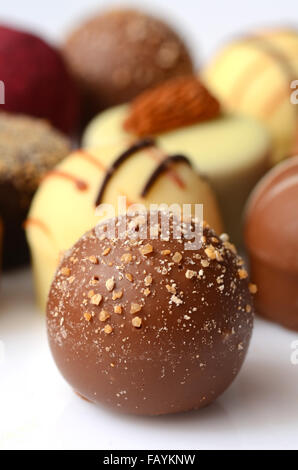 Reihe von leckeren Schokolade Bon Bons, Nahaufnahme Stockfoto