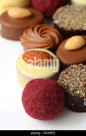 Reihe von leckeren Schokolade Bon Bons, Nahaufnahme Stockfoto