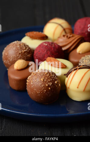 Reihe von leckeren Schokolade Bon Bons, Nahaufnahme Stockfoto