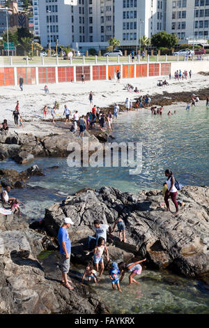 Mouille Point Beach entlang der Sea Point Promenade in Kapstadt - Südafrika Stockfoto