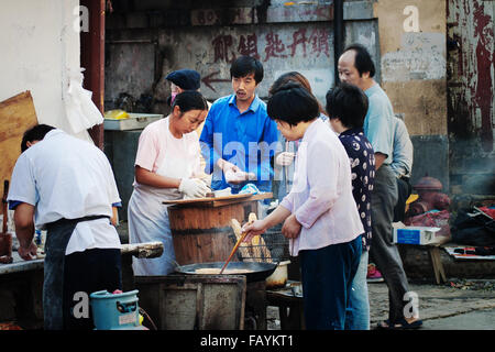 Shanghai, China - 23. Oktober 2006: Typische outdoor-Küche auf einer Straße in Shanghai, China Stockfoto