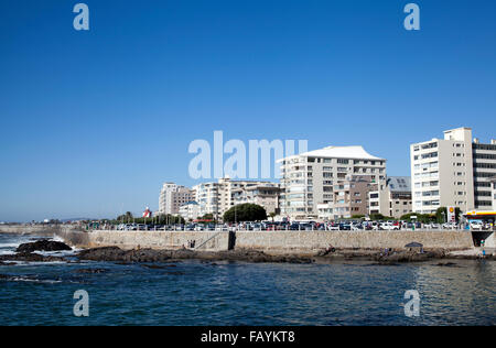 Wohnungen entlang Mouille Point Ans Sea Point Promenade in Kapstadt - Südafrika Stockfoto