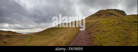 EDINBURGH, Schottland - 2. Januar 2016: Wanderer hinauf in Richtung Gipfel Arthurs Seat im Holyrood Park, vermehrt auf 2. Ja Stockfoto