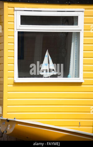 Schiffsmodell im Fenster der gelbe Strandhütte am Hengistbury Head im September Stockfoto