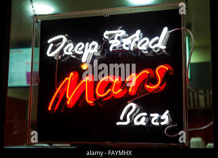 Ein Fast Foodrestaurant in Edinburgh Werbung Deep Fried Mars-Riegel.  Deep Fried Schokolade ist eine Neuheit und Delikatesse originatin Stockfoto
