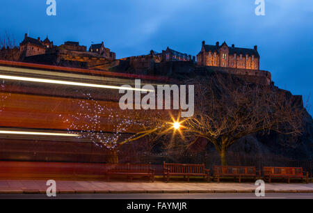 Ein Blick auf das prächtige Edinburgh Castle von der Princes Street in Edinburgh Castle. Stockfoto