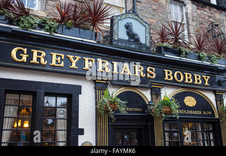 EDINBURGH, Schottland - 3. Januar 2016: Ein Blick auf das äußere von Greyfriars Bobby Public House in vermehrt, auf 3. Januar 2016 Stockfoto