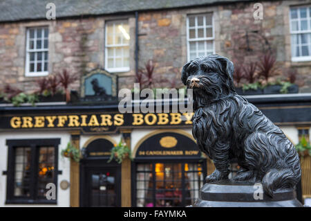 Eine Statue von Greyfriars Bobby befindet sich außerhalb der Greyfriars Public House in Edinburgh, Schottland.  Bobby war ein Skye Terrier, die Stockfoto