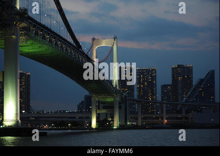 Nacht-Skyline von Rainbow Bridge auf dem Sumida-Fluss Tokio Japan Stockfoto