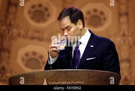 Washington, D.C. 5. März 2014. Senator Marco Rubio von Florida im Bild, nehmen einen Schluck Wasser während der Konferenz 2014 CPAC. Stockfoto