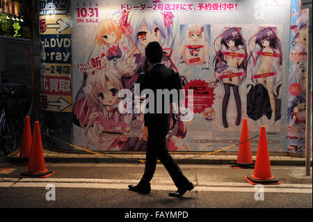 Japanischen Geschäftsmann zu Fuß in das Rotlichtviertel von Tokyo in Shinjuku Stockfoto