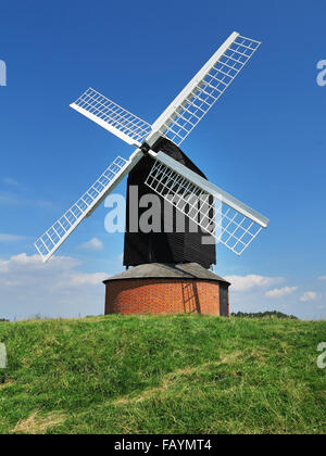 Brill Windmühle in den Chiltern Hills in Buckinghamshire vor blauem Himmel Stockfoto