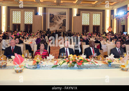 (160106)--Peking, 6. Januar 2016 (Xinhua)--chinesischen Außenminister Wang Yi (1. R) und State Councilor Yang Jiechi (C) an einem Neujahrsempfang im Besitz des chinesischen Außenministeriums für ausländische Diplomaten und Vertreter der internationalen Organisation in Peking, Hauptstadt von China, 6. Januar 2016. (Xinhua/Wang Ye) (Dhf) Stockfoto