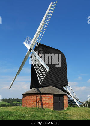 Brill Windmühle in den Chiltern Hills in Buckinghamshire vor blauem Himmel Stockfoto