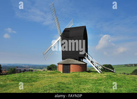 Brill Windmühle in den Chiltern Hills in Buckinghamshire vor blauem Himmel Stockfoto