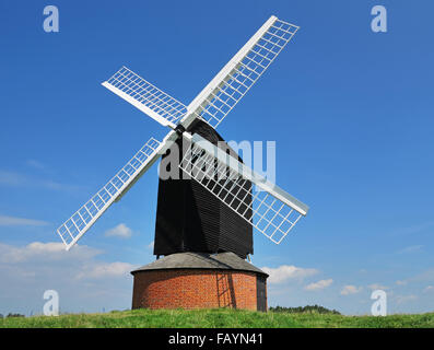 Brill Windmühle in den Chiltern Hills in Buckinghamshire vor blauem Himmel Stockfoto