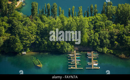 Luftaufnahme, versunkenen Boot mit Fischern am Escher See in Köln, grüne türkisfarbenes Wasser, Köln, Rheinland, Stockfoto