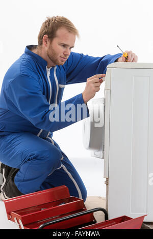 Tecnician Befestigung einer Waschmaschine Stockfoto