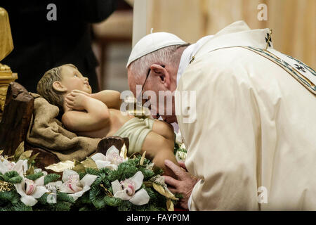 Vatikanstadt, Vatikan. 6. Januar 2016. Francis Papst küsst eine Baby-Jesus-Statue als er die Epiphanie Masse in den Petersdom im Vatikan besucht. Am Dreikönigstag ist ein freudiger Tag für die Katholiken in dem sie die Reise der Heiligen drei Könige oder Magi, Hommage an Jesuskind erinnern. Bildnachweis: Giuseppe Ciccia/Pacific Press/Alamy Live-Nachrichten Stockfoto